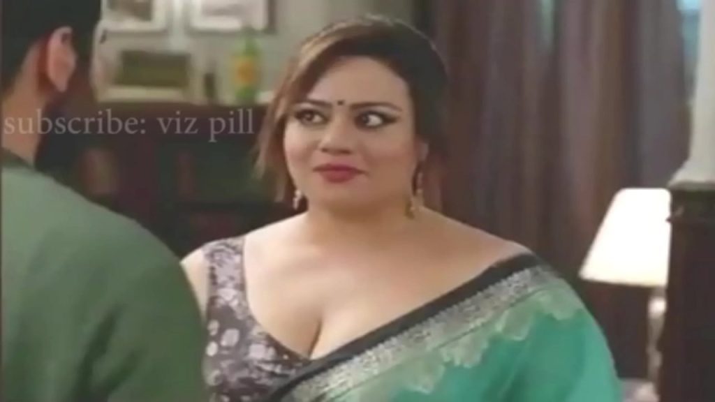 Aunty Showing Her Cleavage